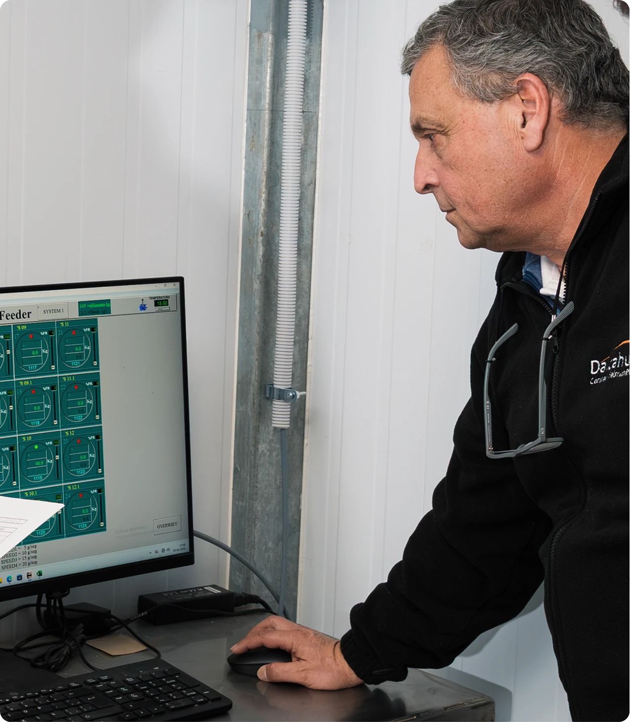 Operator supervising the feeding system from a computer in the control room