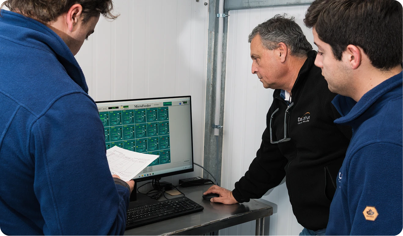 Equipo técnico revisando un sistema de control de un centro RAS