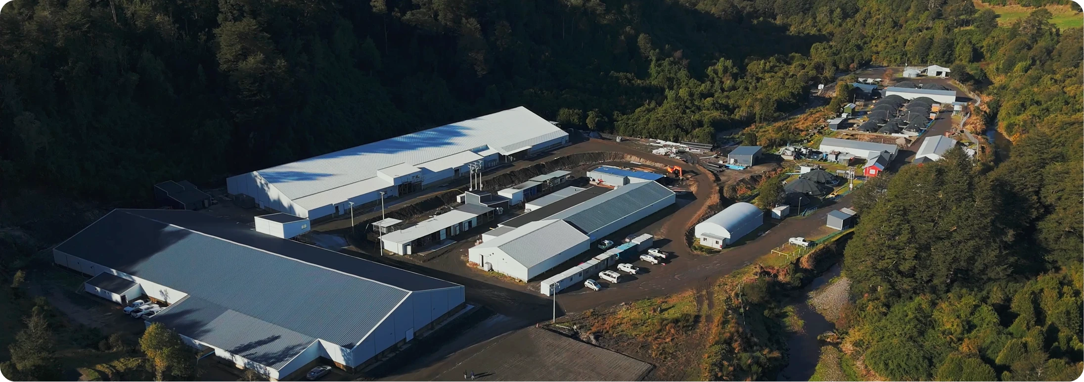 Vista aérea de un centro de cultivo en un valle forestal