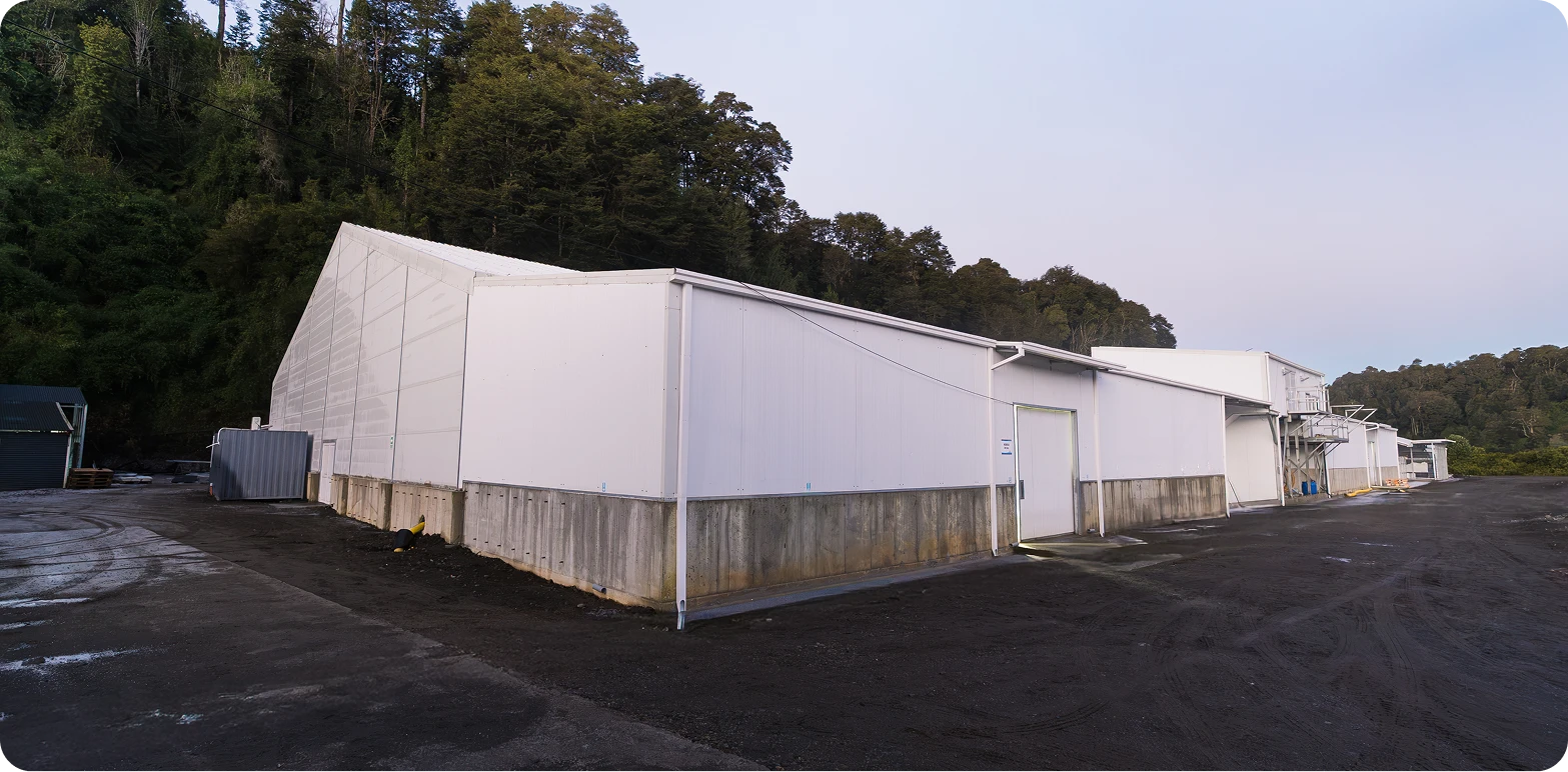 Fachada de un centro de cultivo junto al bosque